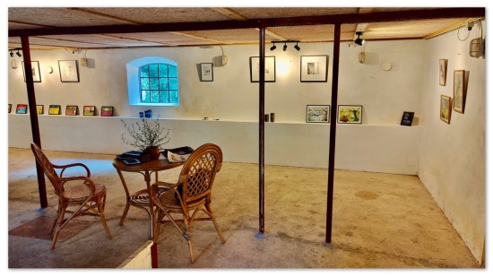 Udstilling i den gamle staldbygning i Hangaards Have 2023 © KirstenKKester.com | Kirsten K. Kester