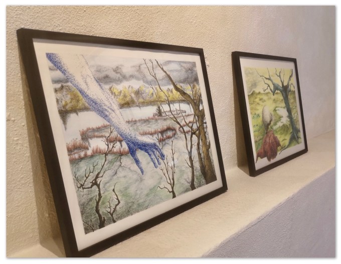 Kunstværker ved udstilling i den gamle staldbygning i Hangaards Have 2023 © KirstenKKester.com | Kirsten K. Kester