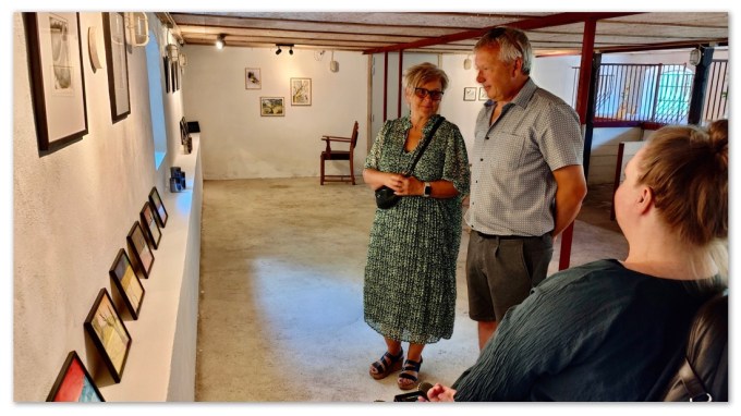 Gæster samt kunstner i Hangaards Have 2023 © KirstenKKester.com | Kirsten K. Kester