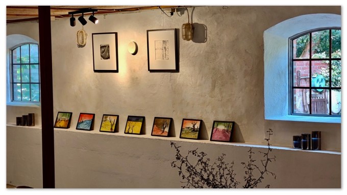 Udstilling i den gamle staldbygning i Hangaards Have 2023 © KirstenKKester.com | Kirsten K. Kester